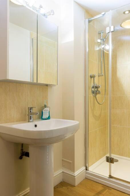 2 Double Bedroom Large Modern Self Contained Apartment Free Parking Кэмберлей Экстерьер фото